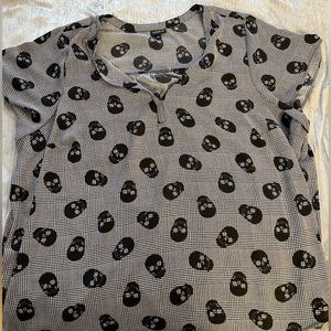 Torrid polyester short sleeve shirt with v neck and black skulls.